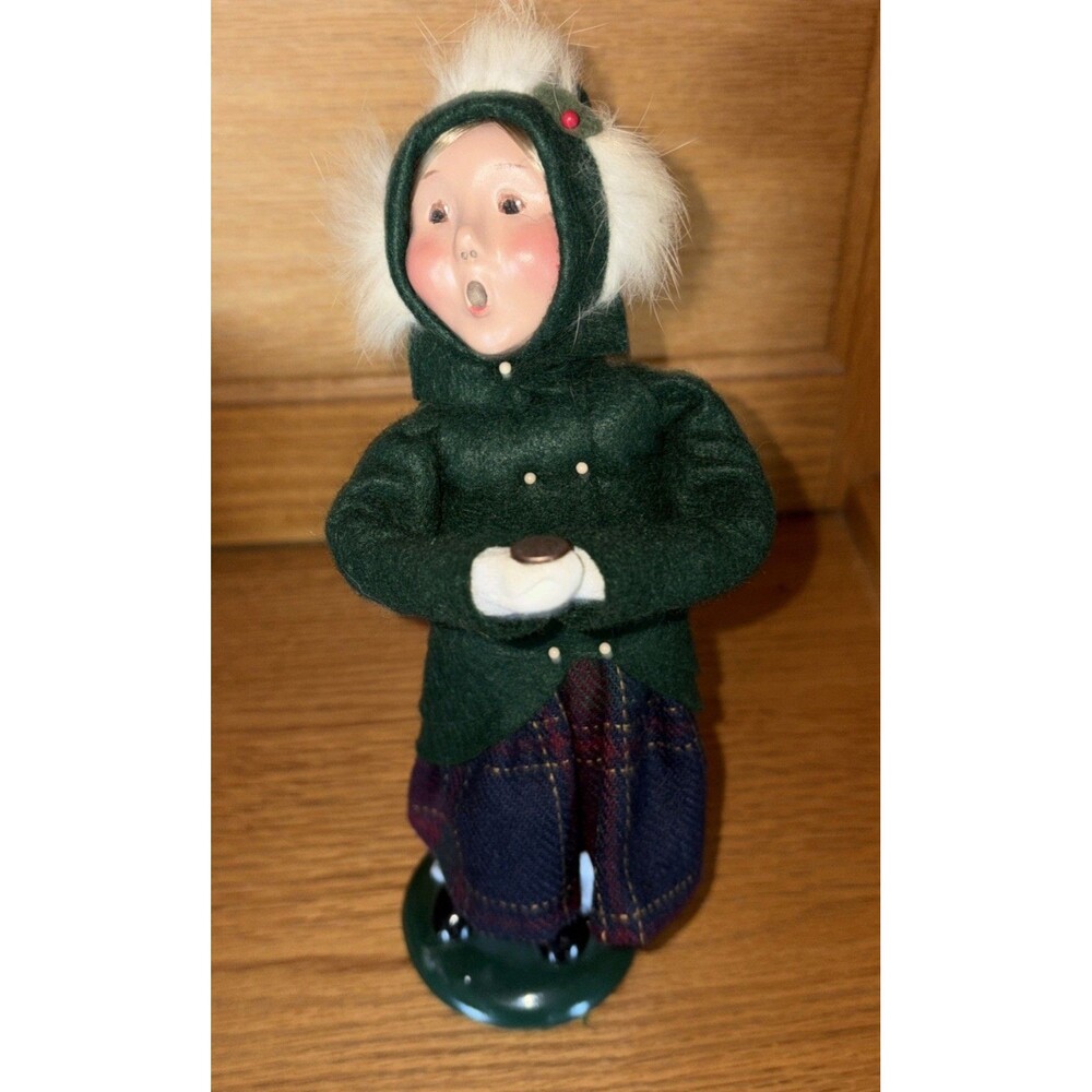 Byers’ Choice the Carolers Caroling Woman Holding Coin 2000 Signed 45/100